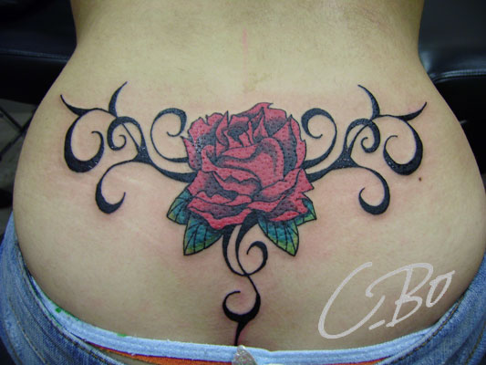 tatouage bas du dos femme rose