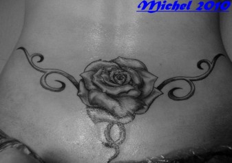 tatouage bas du dos femme rose