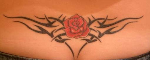 tatouage bas du dos femme rose