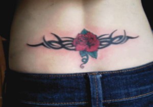 tatouage bas du dos femme rose