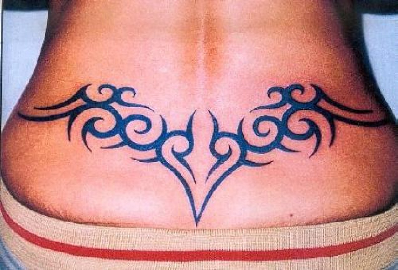 tatouage bas du dos femme tribal