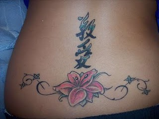 tatouage bas du dos fleur