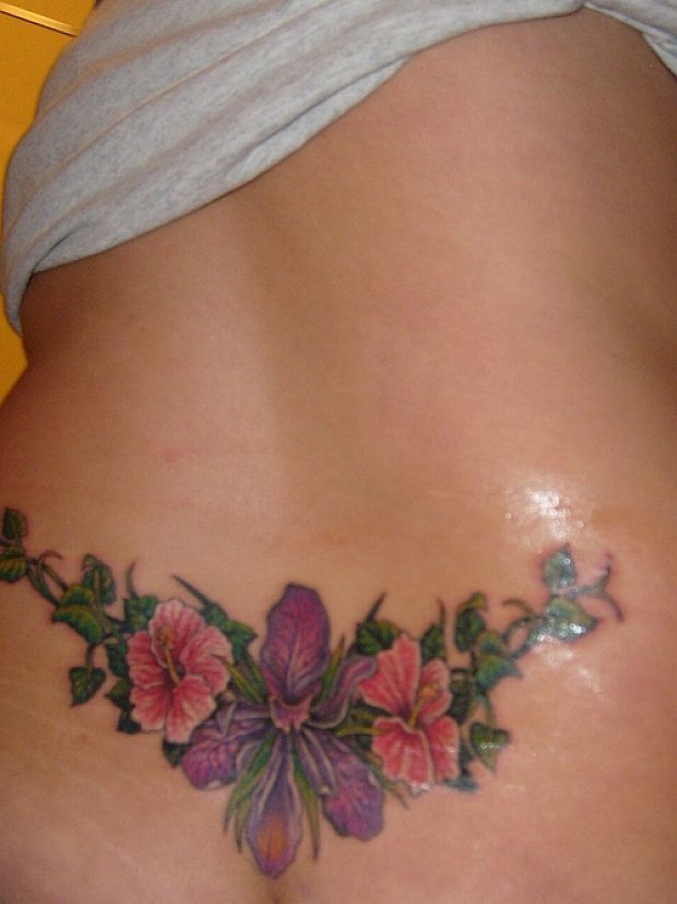 tatouage bas du dos fleur