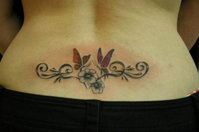 tatouage bas du dos fleur
