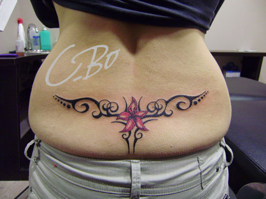 tatouage bas du dos fleur