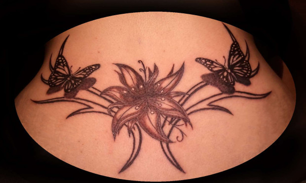 tatouage bas du dos fleur de lotus