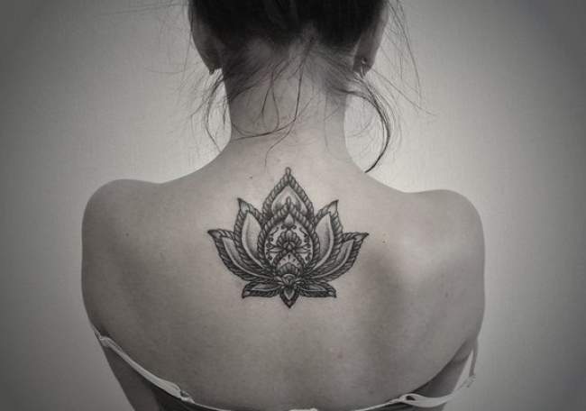 tatouage bas du dos fleur de lotus