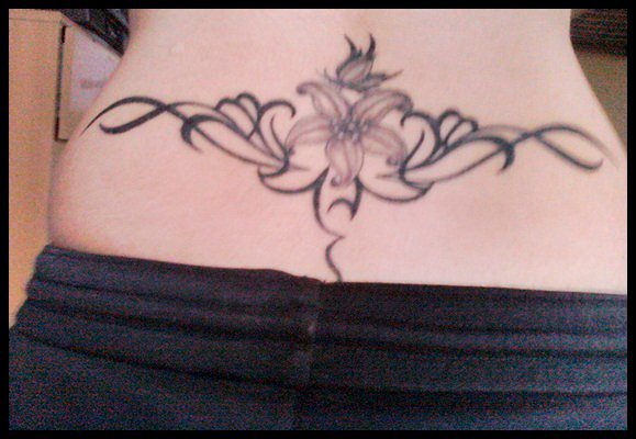 tatouage bas du dos fleur de lys