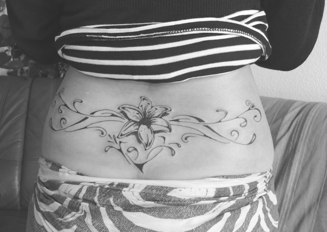 tatouage bas du dos fleur de lys