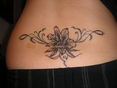 tatouage bas du dos fleur de lys