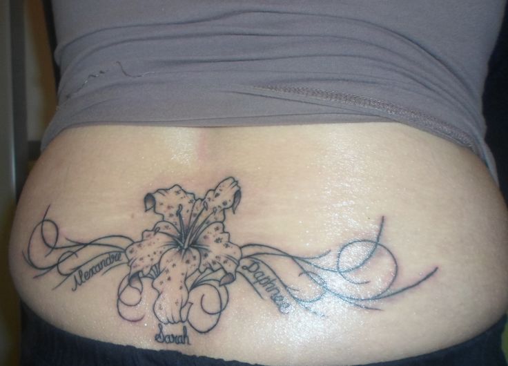 tatouage bas du dos fleur de lys