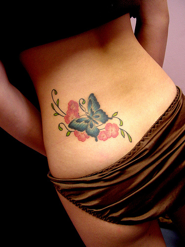 tatouage bas du dos fleur de lys