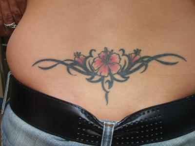 tatouage bas du dos fleur tribal