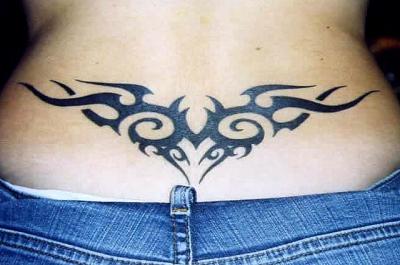 tatouage bas du dos tribal