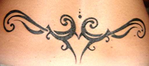 tatouage bas du dos tribal