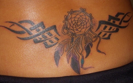 tatouage bas du dos tribal