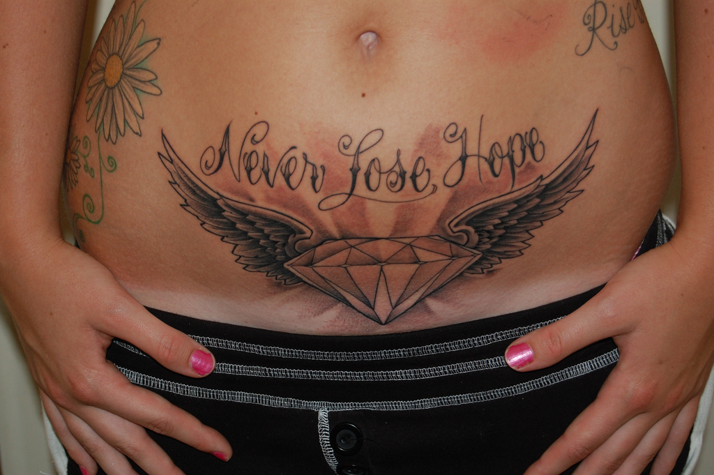 tatouage bas ventre femme