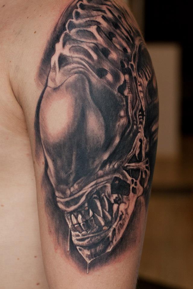 tatouage biomecanique alien