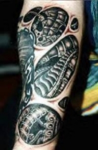 tatouage biomecanique alien