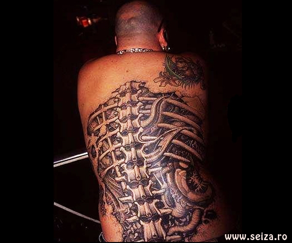 tatouage biomecanique colonne vertebrale