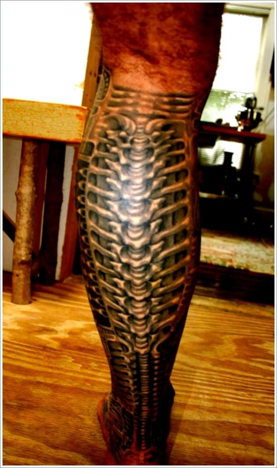 tatouage biomecanique colonne vertebrale