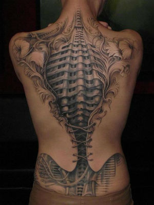 tatouage biomecanique dos