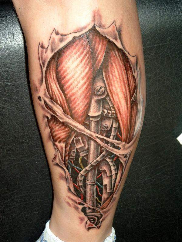 tatouage biomecanique engrenage