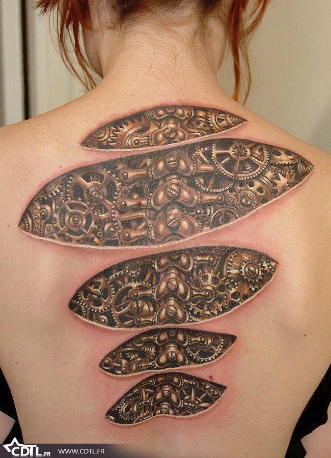 tatouage biomecanique femme
