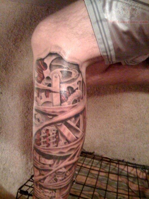 tatouage biomecanique jambe