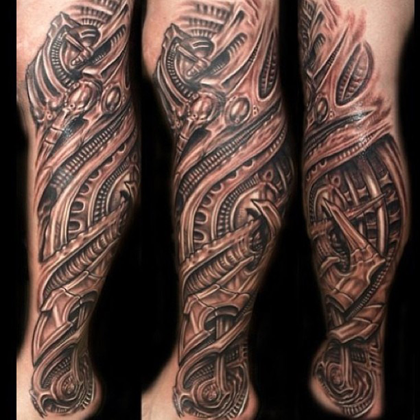 tatouage biomecanique jambe
