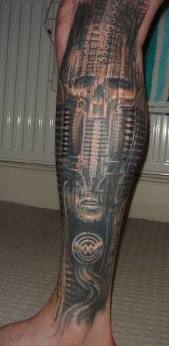 tatouage biomecanique jambe