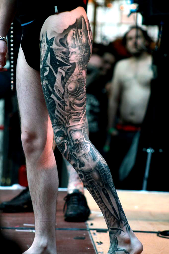 tatouage biomecanique jambe