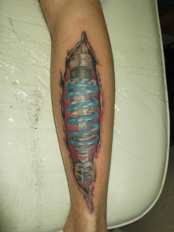 tatouage biomecanique mollet