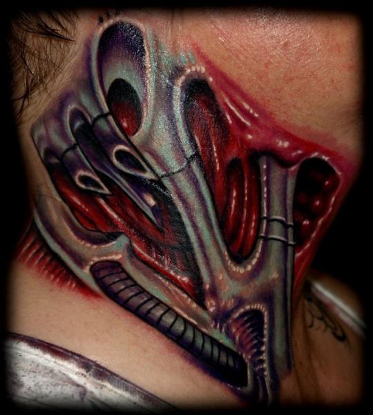 tatouage biomecanique nuque