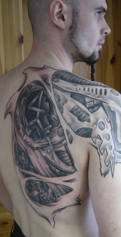 tatouage biomecanique omoplate
