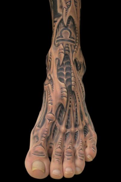 tatouage biomecanique pied
