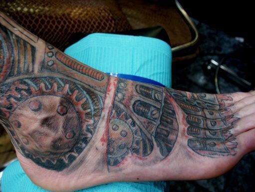 tatouage biomecanique pied