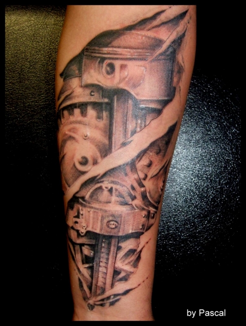 tatouage biomecanique piston