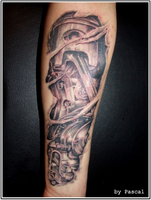 tatouage biomecanique piston