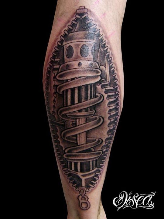 tatouage biomecanique piston