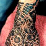 tatouage biomecanique poignet