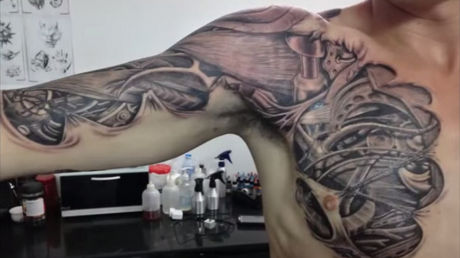 tatouage biomecanique poitrine