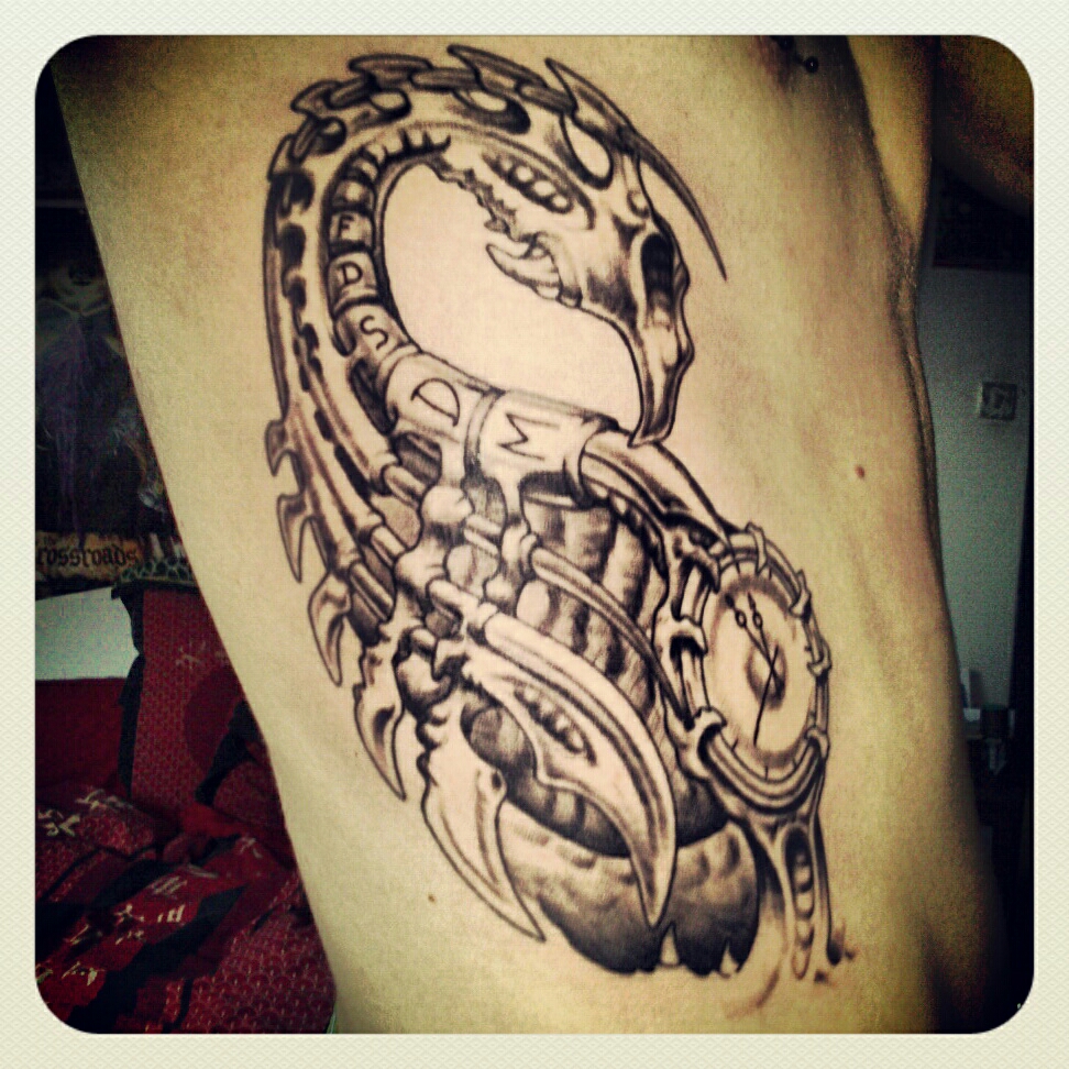 tatouage biomecanique scorpion