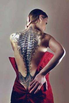 tatouage biomecanique suisse