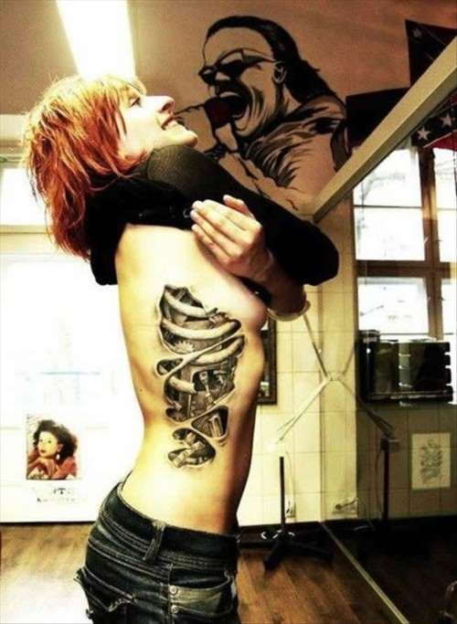 tatouage biomecanique suisse