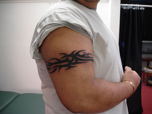 tatouage bracelet biceps homme