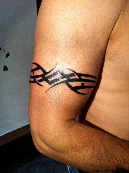 tatouage bracelet bras femme