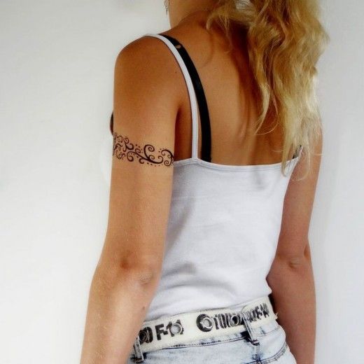 tatouage bracelet bras femme