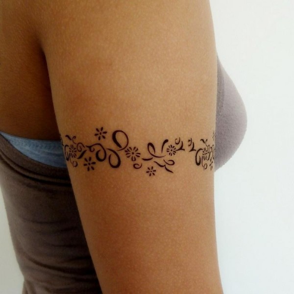 tatouage bracelet bras femme