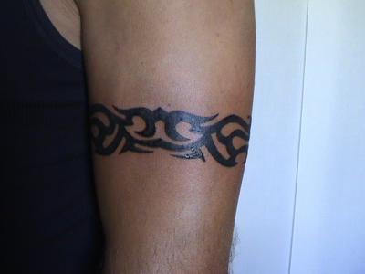 tatouage bracelet bras tribal